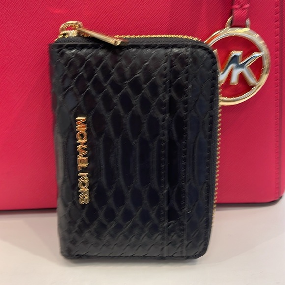 Michael Kors Women Medium Zip Around Card Case Coin Pouch Wallet Black 
NWT - Picture 15 of 16